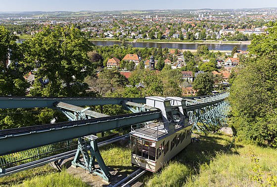 Visutá dráha v Dráanech (Schwebebahn Dresden) spojuje mstskou ást Loschwitz...
