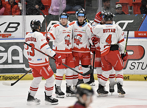 Olomou�tí hrá�i se radují z gólu.