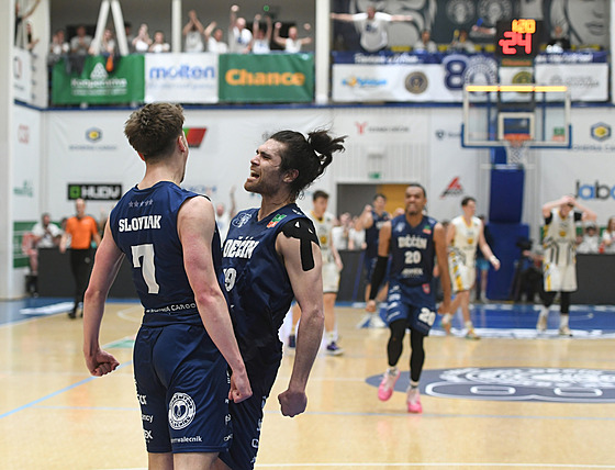 Tadeá� Slowiak a Isaac Davidson slaví úsp�nou akci.