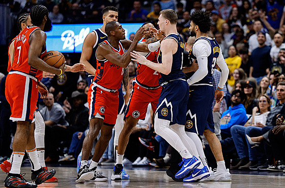 Strkanice mezi hrá�i Denveru a Los Angeles Clippers.