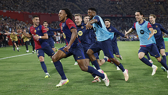 Spoluhrá�i nahání Julese Koundého po vít�zné tref� proti Realu Madrid.