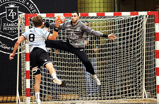 Lovosický Ji�í Motl st�ílí na branká�e Karviné Petra Mokro�e.