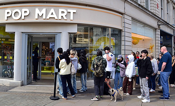 Fronta ped obchodem Pop Mart v centru Manchesteru ve Velké Británii. Vichni...