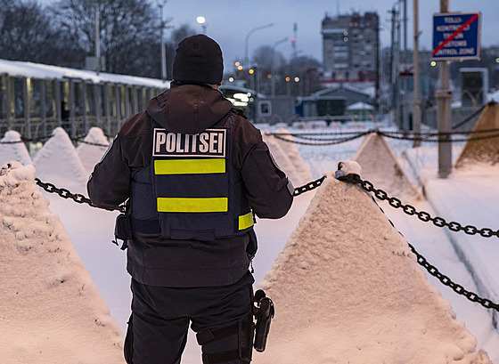 Estonský pohrani�ní stojí u �dra�ích zub�� p�eká�ek, na estonsko-ruské hranici...