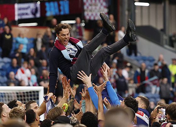 Anglický trenér Scott Parker létá nad hlavami fotbalist� Burnley, které dovedl...