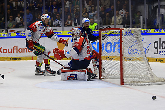 Pardubický branká� Roman Will se otá�í za pukem b�hem �estého finále proti...