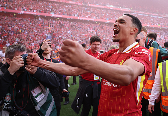 Trent Alexander-Arnold se raduje, Liverpool se stal vítzem Anglické ligy.