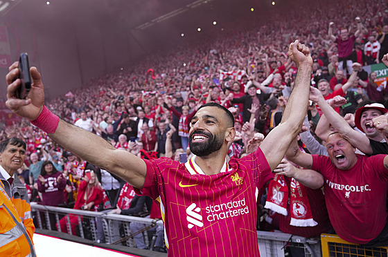 Mohamed Salah slaví s fanouky vítzství Liverpoolu v Anglické lize.