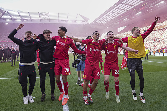 Fotbalisté Liverpoolu slaví s fanouky titul v Anglické lize.