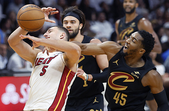 Donovan Mitchell blokuje stelu Nikoly Jovie.