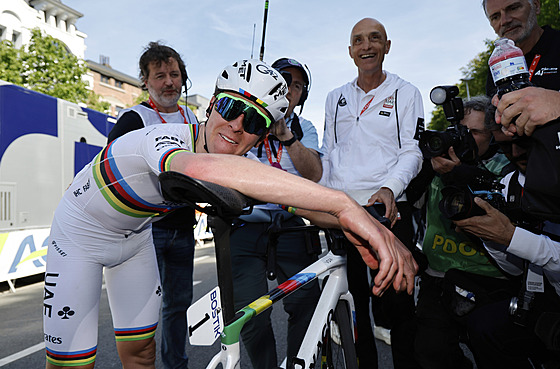 Tadej Poga�ar slaví po triumfu na závod� Lutych�Bastogne�Lutych.