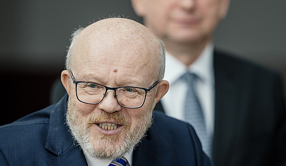 Ministr zdravotnictví Vlastmil Válek z TOP 09 na tiskové konferenci.k novele...