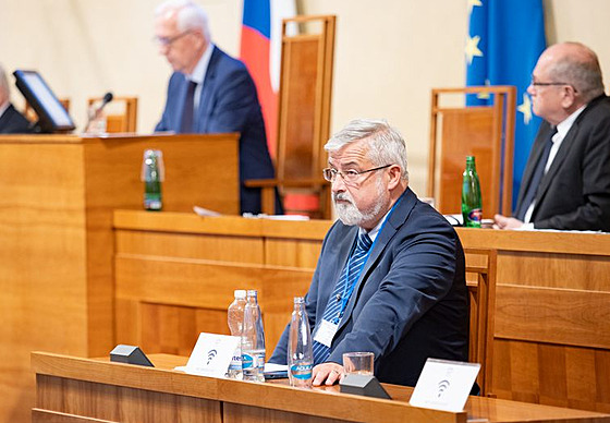 Pedseda kolských odbor Frantiek Dobík v Senátu pi projednávání petice...