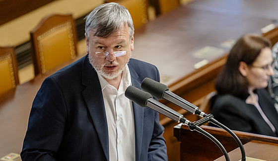 Jan Bure má jako jediný zástupce vládnoucí koalice anci dál v parlamentu pracovat pro Karlovarských kraj.