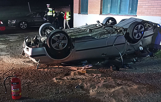 Řidič na Vsetínsku přetočil auto na střechu, zastavilo se až o budovu u...