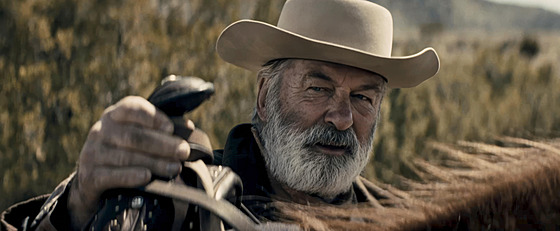 Na snímku je Alec Baldwin ve scén� z filmu �Rust�.