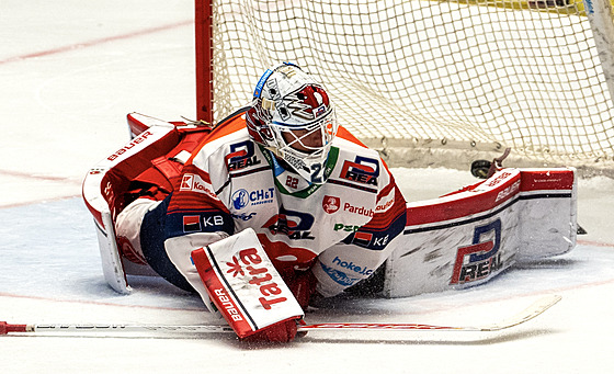 Ameri�an Peter Mueller z Komety p�ekonává pardubického gólmana Romana Willa v...