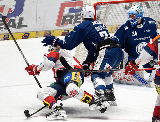Michal Gulai z Komety (v modrém) v akci v sedmém finále hokejové extraligy...