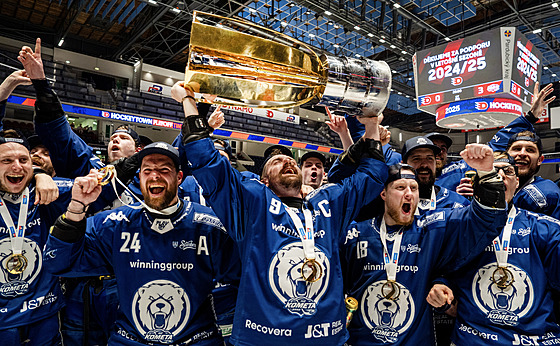 Kapitán Komety Jakub Flek (s pohárem) se se spoluhrá�i raduje ze zisku...