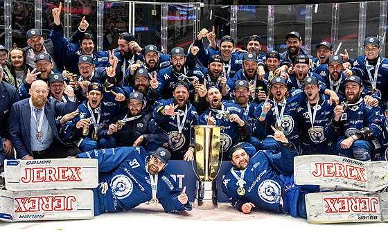 Hokejisté Komety se radují ze zisku extraligového titulu.