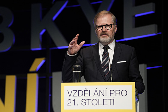 Premiér Petr Fiala (ODS) na konferenci Vzd�lání pro 21. století p�edstavuje...