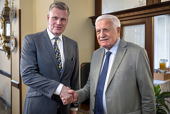 Václav Klaus s Filipem Turkem na k�tu své knihy Od Bene�e po Ukrajinu: 80 let...