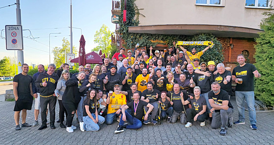 Fanklub Ropáci on Tour vzpomínal v restauraci Nudle na litvínovský hokejový...