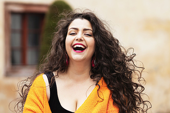 Dirigentka Michaela Rózsa R��i�ková z hradecké Filharmonie