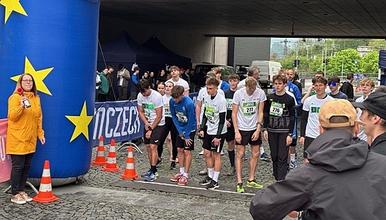 Závod odstartovala 1. nám�stkyn� hejtmana Jindra Zalabáková (vlevo)