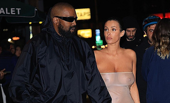 Kanye West a jeho man�elka Bianca Censori (Los Angeles, 8. dubna 2024)