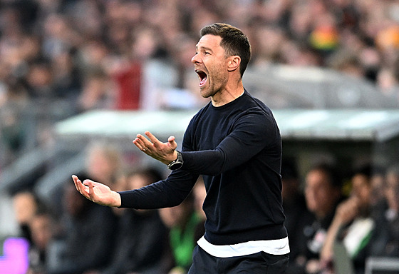 Kou Bayeru Leverkusen Xabi Alonso rozdává pokyny svým hrám bhem utkání se...