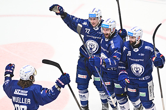 Hokejisté Komety Brno slaví dal�í gól v pátém finále s Pardubicemi.