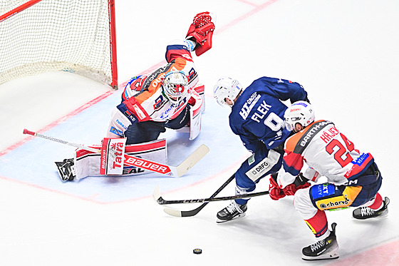 Pardubický branká� Roman Will �elí nájezdu Jakuba Fleka z Komety Brno.