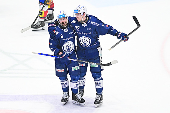 Kapitán brněnské Komety Jakub Flek (vlevo) slaví gól v pátém finále s...