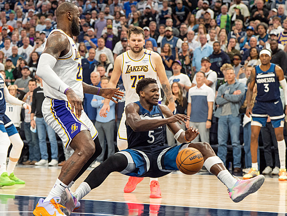 Anthony Edwards (5) z Minnesota Timberwolves padá po faulu v zápase s Los...