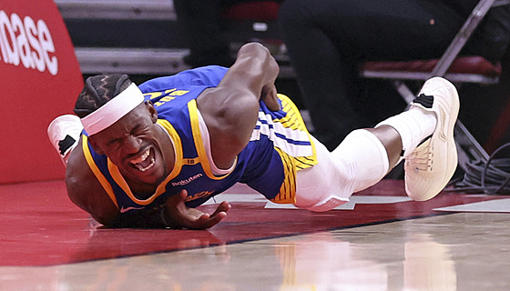 Jimmy Butler z Golden State Warriors se svíjí bolestí.