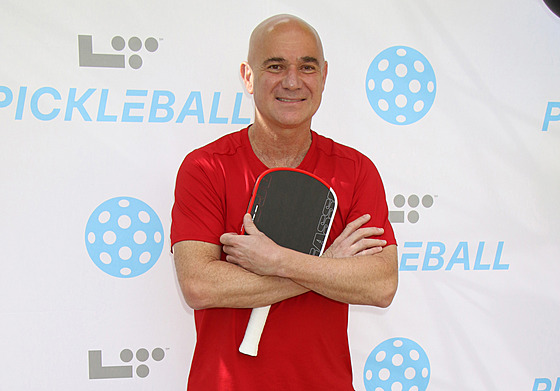 Andre Agassi peel na hru pickleball.
