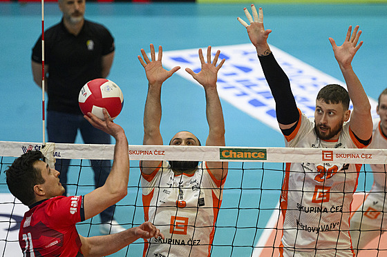 Jakub Ihnát (vlevo) z týmu Lvi Praha se pokou�í p�ekvapit karlovarský dvojblok...