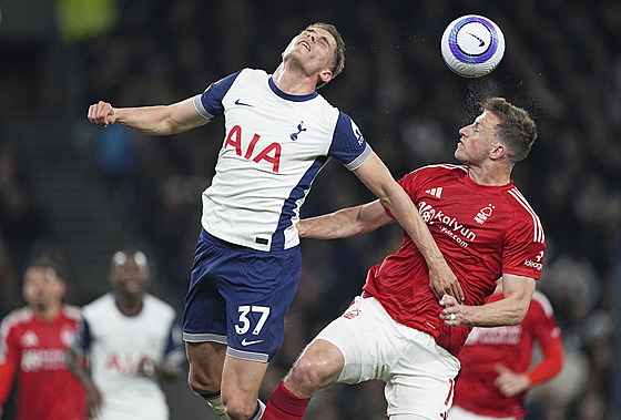 Chris Wood (vpravo) z Nottinghamu Forest a Micky van de Ven z Tottenhamu v...