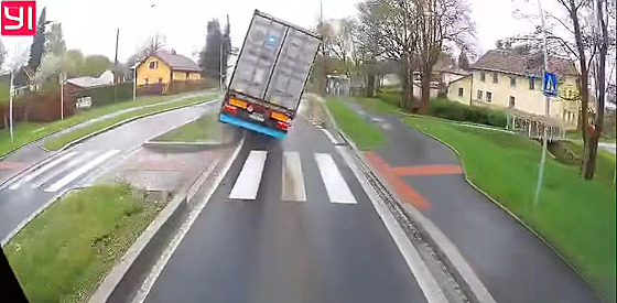 Kamioák usnul bhem jízdy, ve Staré Vod na Chebsku málem zpsobil vánou...