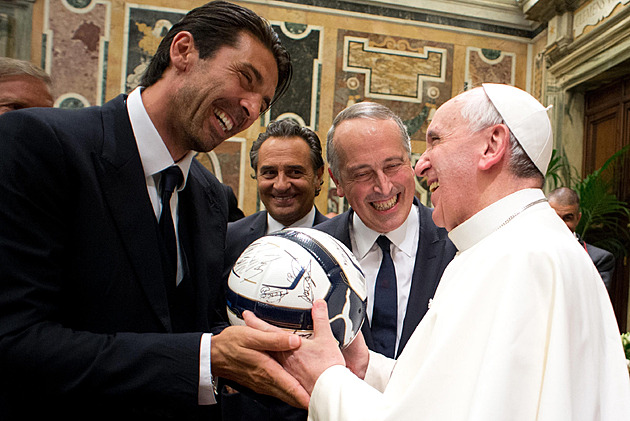 Liga se odkládá, italské kluby se loučí s papežem Františkem. Vzpomínal i Buffon