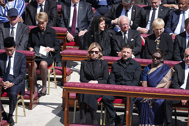 Trump a Zelenskyj se setkali na pohřbu papeže. Poprvé od hádky v Bílém domě