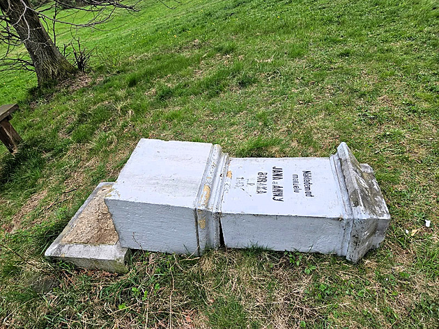 Pomník s kíem vztyili na poli nad Kozlovicemi v roce 1887 manelé Jan a Anna...