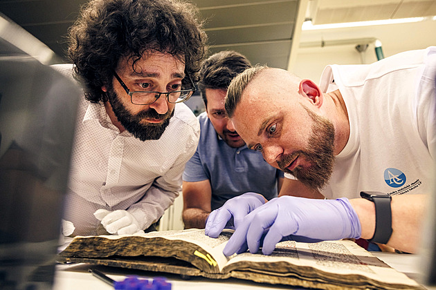 Vdci pomocí moderních analytických metod zkoumají skvrny na stránkách...