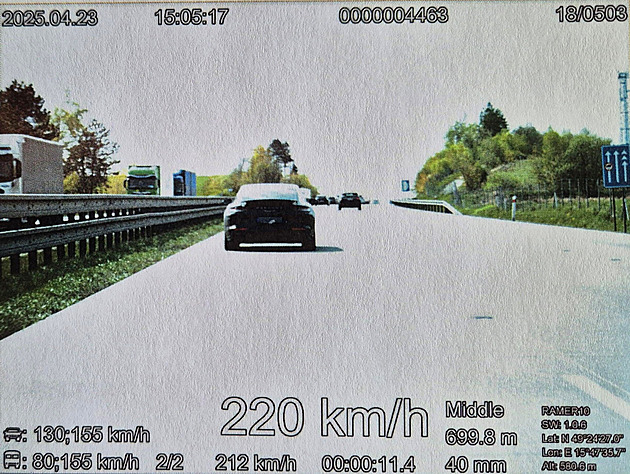 Idi Porsche 971 s nmeckou registraní znakou po dálnici D1 na 127....