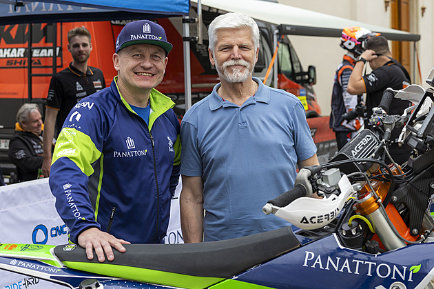 Šest gum je málo, míní Pabiška. Engel míří s čínským strojem na Dakaru vysoko