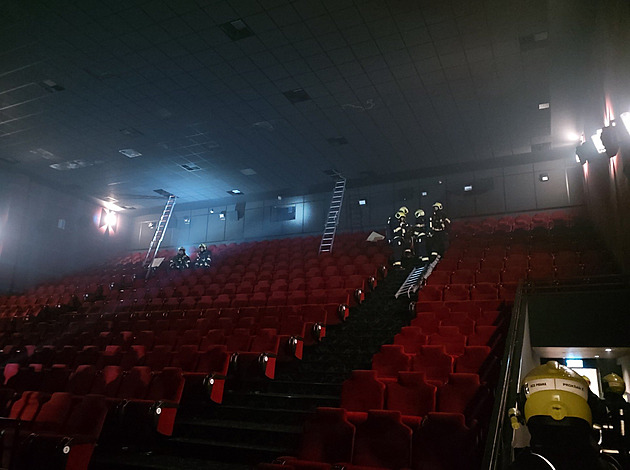 Zadený emen vzduchotechniky zpsobil zakouení jednoho ze sálu kina v OC...