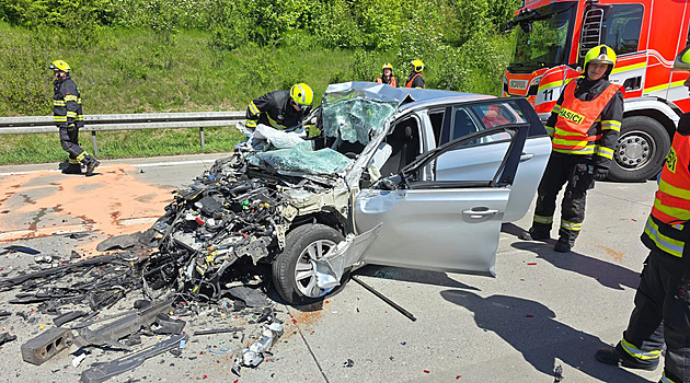 Pi nehod osobního automobilu a kamionu na Praském okruhu u Jesenice v nedli...