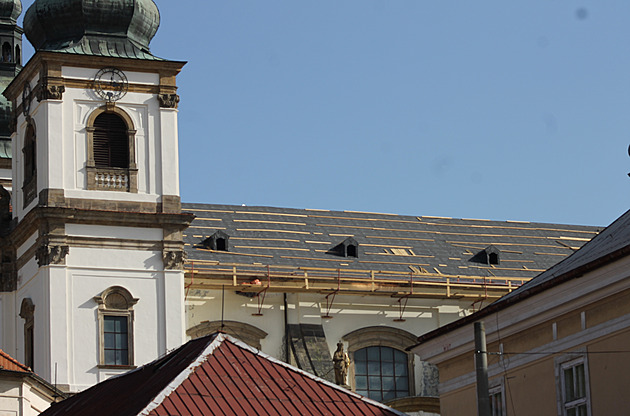 Sověti k bazilice přistavěli garáže. Od chrámu zmizí až teď při velké opravě