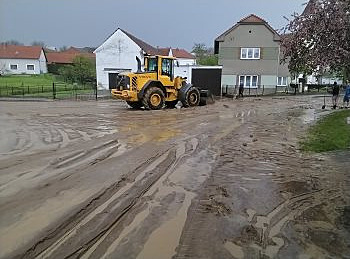 Rána jak z děla, pak nás zalila voda, líčí lidé extrémní déšť. Mohou žádat o dávku